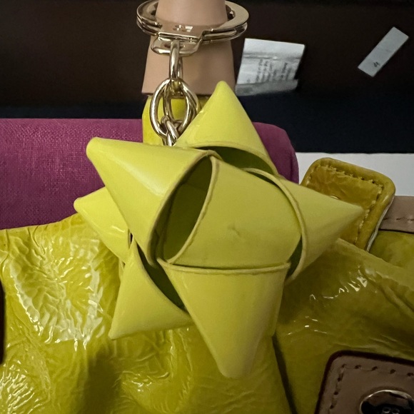 Kate Spade Shoulder Bag in Yellow Patent - Picture 3 of 12